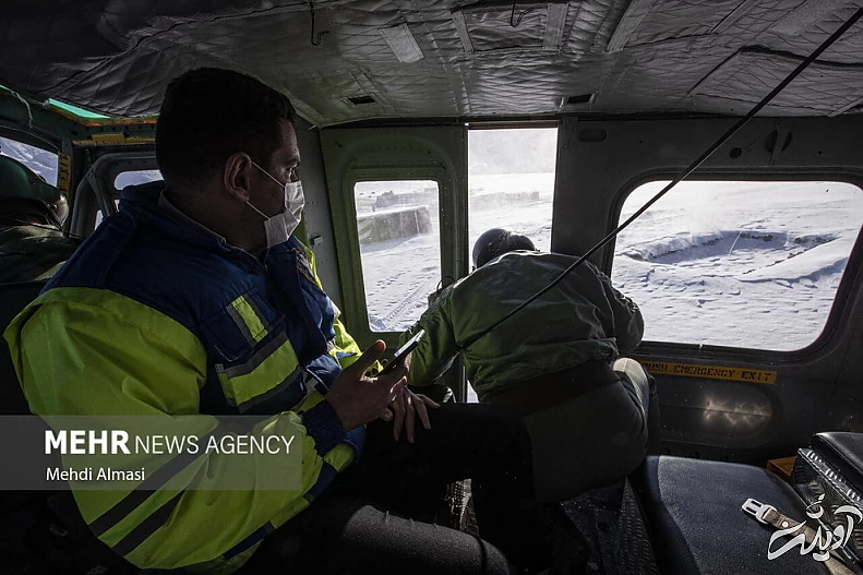 (تصاویر) عملیات نجات چوپانان از دل کوه‌های برفی زنجان